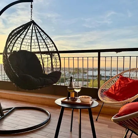 Sunset Escape - Panoramic Terrace Lägenhet *